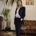 Adina Bulancea, expert de vânzări la EkoGroup, recomandă steagurile direcționale pentru evenimente și promovare locală